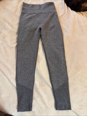 Womans Gray Seamless High-Waist Leggings with scrunchy booty seam.